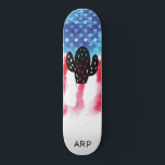 Skateboard *~* Militaire CACTUS Rouge Blanc Bleu<br><div class="desc">*Énergétiquement Amélioré / imprime la silhouette WEST WESTERN CACTUS sur American Flag * Drapeau américain patriotique avec une silhouette WEST WESTERN CACTUS. . Ce design présente le drapeau américain des États-Unis, également connu sous le nom de Vieux Gloire et Étoiles et rayures. Ce motif Watercolor American Flag comprend les couleurs...</div>