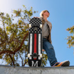 Skateboard Mince ligne rouge Personalisé Patriotic Firefighte<br><div class="desc">Thin Red Line Skateboard - Drapeau américain dans les couleurs du drapeau Firefighter, design en détresse. Personnalisez ce skateboard pompier avec une initiale monogramme. Ce tablier de skate pompier personnalisé est parfait pour les pompiers, pompiers, diplômes de pompier et cadeaux de retraite. DROIT D'AUTEUR © 2020 Judy Burrows, Black Dog...</div>