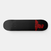 Skateboard mit Rote Drache am Felsen (Horz)