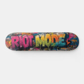 Skateboard "MODE RIOT" en Graffiti urbain dynamique (Horz)