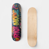 Skateboard "MODE RIOT" en Graffiti urbain dynamique (Recto)