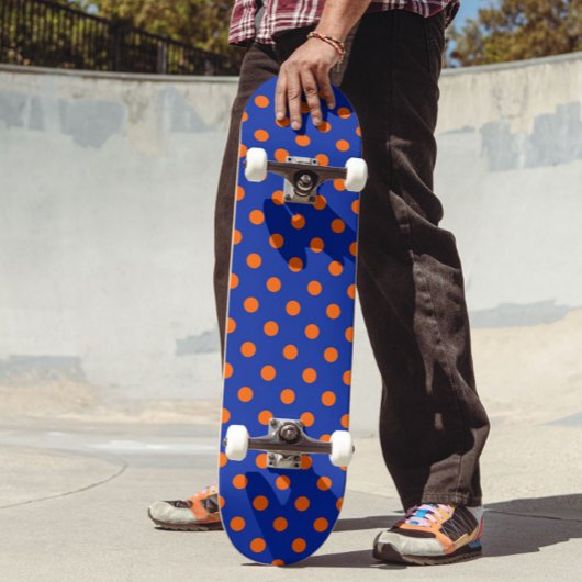 Skateboard Modèle de conception de points orange sur fond ble