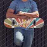 Skateboard Moderne Retro Nom personnalisé Fun Vintage Sunburs<br><div class="desc">Le Modern Retro Custom Name Fun Vintage Sunburst skateboard est un retour classique aux skateboards des les années 70 et des années 80, avec une touche moderne. Cette planche à roulettes est dotée d'un décor de soleil éclatant sur le pont, avec des couleurs audacieuses qui feront tourner les têtes pendant...</div>
