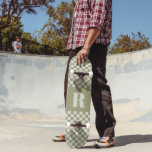 Skateboard Monogramme À damiers vert de Sage moderne<br><div class="desc">Sage Vert moderne À damiers Monogramme Skate</div>