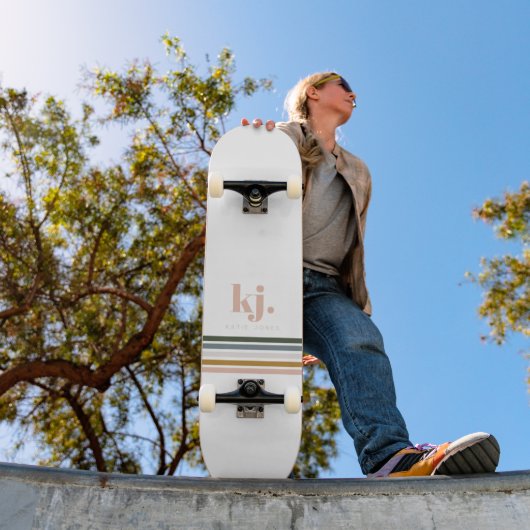 Skateboard Monogramme Bandes Rétro Chic (Extérieur 1)