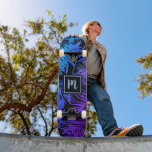 Skateboard Monogramme bleu violet ombre feuille cool moderne<br><div class="desc">Emmenez un peu des tropiques de la jungle dans vos rues de la ville chaque fois que vous utilisez un skateboard cool, chic et moderne arborant un monogramme écrit à la main sur une feuille de palmier graphique motif de gradations vives, douloureuses, bleues et violettes ombres sur le noir. Faites...</div>