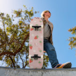 Skateboard Monogramme de fraises roses et rouges<br><div class="desc">c) Le Happy Cat Studio</div>