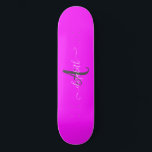Skateboard Monogramme de néon rose fluorescent<br><div class="desc">Monogramme sur arrière - plan fluorescent rose. L'idée cadeau romantique parfaite. Cliquez sur le bouton Customiser pour modifier les polices,  déplacer le texte et customiser davantage votre conception.</div>
