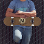 Skateboard Monogramme d'or brossé en daim Brown moderne<br><div class="desc">Un design monogramme moderne avec typographie de bloc classique sur un emblème en or brossé métallique tendance avec votre nom ci-dessous sur un arrière - plan en cuir daim brun.</div>