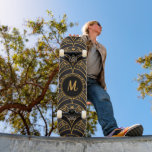 Skateboard Monogramme élégant et élégant moderne Gold Black P<br><div class="desc">Design moderne Gold Black élégant Monogram Custom Skateboard a un design moderne qui est élégant. Personnalisez-le avec votre initial. Il fait un grand cadeau.</div>