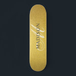 Skateboard Monogramme Faux Gold Foil sur mesure<br><div class="desc">Une planche à roulettes en papier d'or à la mode personnalisée avec monogramme. Un script original design pour une touche d'élégance chic. Ajoutez un peu d'étincelle à votre expérience d'embarquement. Personnalisez avec votre nom, monogramme, initial ou texte. Si vous préférez, vous pouvez modifier la couleur du texte et le style...</div>