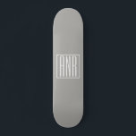 Skateboard Monogramme initial | Blanc sur gris clair<br><div class="desc">Classy,  bold et moderne.</div>