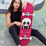 Skateboard Monogramme mignon Panda violet personnalisé<br><div class="desc">Le Monogram Cute Panda Personnalisé Purple Skateboard présente un mignon ours en panda assis sur le sol sur un arrière - plan violet. Personnalisez avec votre monogramme et nom ou supprimez du texte dans les zones de texte sans nom. Personnalisez en modifiant le texte dans la zone de texte fournie....</div>