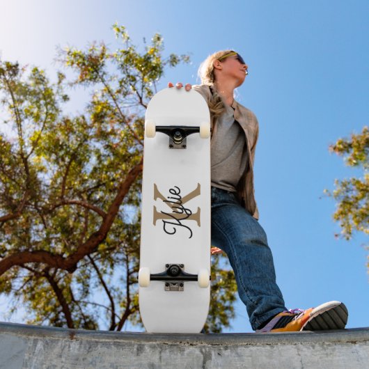 Skateboard Monogramme moderne élégant Nom Black Gold Script (Extérieur 1)