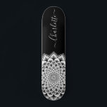 Skateboard Monogramme Motif Mandala noir blanc<br><div class="desc">Un blanc éclatant sur un tableau de motif mandala abstrait noir avec un motif symétrique étonnant. Symbole unique et audacieux de l'univers.</div>