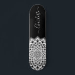 Skateboard Monogramme Motif Mandala noir blanc<br><div class="desc">Un blanc éclatant sur un tableau de motif mandala abstrait noir avec un motif symétrique étonnant. Symbole unique et audacieux de l'univers.</div>