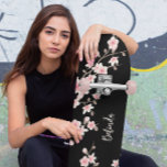 Skateboard Monogramme noir BLUSH rose cerisier<br><div class="desc">Design de fleurs de cerisier japonais rose et noir. Customisez-le avec votre nom.</div>