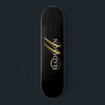 Skateboard Monogramme noir moderne Gold Nom du script<br><div class="desc">Un élégant monogramme or et blanc sur un skateboard noir riche pour votre plaisir extérieur. Design et moderne.</div>
