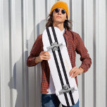 Skateboard Monogramme Or Classic Black White Racing Stripes<br><div class="desc">Créez votre propre script personnalisé, personnalisé, classique bande de course noir et blanc, cool, élégant, élégant et élégant script de typographie or, meilleure qualité hard rock compétition en forme de skateboard pont. Pour customiser, il suffit de taper votre nom / monogramme / initiales. Pendant que vous ajoutez / concevez, vous...</div>