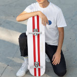 Skateboard Monogramme Or Classic Red White Racing Stripes<br><div class="desc">Créez votre propre script personnalisé, personnalisé, bandes de course rouge et blanc classique, cool, élégant, élégant, élégant script de typographie en faux or, la meilleure qualité hard rock compétition en forme de skateboard pont. Pour customiser, il suffit de taper votre nom / monogramme / initiales. Pendant que vous ajoutez /...</div>