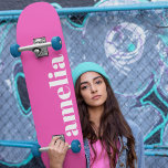 Skateboard Monogramme rose chaud<br><div class="desc">skateboard cool qui affiche votre nom ou vos initiales monogramme dans une police blanche populaire et tendance sur un arrière - plan rose chaud brillant. Vous pouvez ajuster la taille de la police dans l'outil de conception pour des noms plus courts ou plus longs.</div>