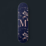 Skateboard Monogramme Rose d'or en marbre bleu Girls Navy<br><div class="desc">Monogramme en marbre bleu Rose or Foil Girly Navy Patinage avec rose en or/rose sur marbre bleu marine et votre monogramme personnalisé. Parfait pour votre fille,  esthétique de luxe.</div>