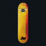 Skateboard Monogramme urbain moderne d'abeilles<br><div class="desc">Prenez un peu d'air et flottez comme une abeille avec ce pont urbain moderne jaune et orange. Art de rue avec motif peigne de miel. Monogramme avec vos initiales de lettre dans une police de type grunge. Que vous soyez un surfeur de trottoir, un cycliste de rue ou un amateur...</div>