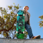 Skateboard Monogramme vert turquoise ombre feuille motif cool<br><div class="desc">Emmenez un peu des tropiques de la jungle dans vos rues de la ville chaque fois que vous utilisez un skateboard cool, chic et moderne arborant un monogramme écrit à la main sur une feuille de palmier graphique motif de dégradations vives, turquoises, turquoise et vert ombres sur le noir. Faites...</div>