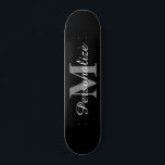 Skateboard Monographie de nom personnalisé élégant skboard de<br><div class="desc">Carton monogramme personnalisé. Personnalisable avec nom ou slogan. Idée cadeau d'anniversaire cool pour les enfants ados. Ajoutez votre propre lettre initiale et votre nom de famille. Modèle de typographie élégant. Cadeaux sportifs uniques pour garçon, fille, fils, petit-fils, fille, petite-fille, adolescent, ami, neveu, cousin etc. Couleur arrière - plan noir et...</div>