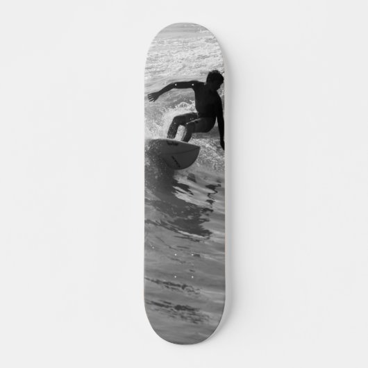 Skateboard Monter En Niveaux De Gris De Vague (Devant)