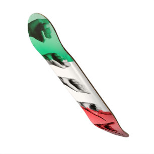 Skateboard Mot Italie au-dessus du drapeau italien