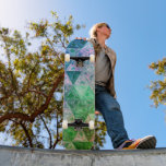 Skateboard Motif à fleurs bleu et vert<br><div class="desc">Le design moderne et élégant de ce skateboard est fourni avec un beau motif avec des fleurs et des triangles. Pour les filles et les garçons.</div>