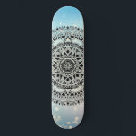 Skateboard Motif Abstrait géométrique Mandala bleu<br><div class="desc">Un beau motif symétrique de mandala sur un arrière - plan de bokeh bleu brillant.</div>
