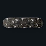 Skateboard Motif Abstrait gris, noir et or<br><div class="desc">Planches à roulettes. Présenté dans un design abstrait gris, noir et or prêt à être personnalisé. REMARQUE : SEULEMENT CHANGER LES ZONES MODÈLES NÉCESSAIRES! 😀 Si nécessaire, vous pouvez supprimer le texte et commencer à ajouter le texte et la police que vous voulez. 📌 Si vous avez besoin d'une personnalisation...</div>