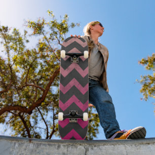 Skateboard Motif chevron gris foncé ombré rose magenta rouge