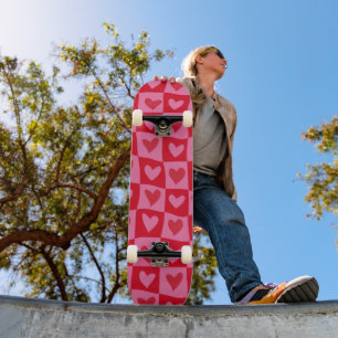 Skateboard Motif Cœurs Roses et Rouges Damier Déformé