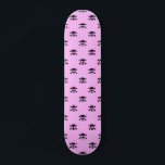 Skateboard Motif crâne noir mignon sur Arrière - plan rose<br><div class="desc">Des crânes noirs super mignons forment un motif sur un arrière - plan rose.</div>