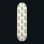 Skateboard Motif d'ananas Tropical Hawaiian Gold Foil<br><div class="desc">Amusant tropical Hawaiian Gold Foil Motif ananas. Cet Aloha Hawaii Pineapple est un imprimé cool parfait pour un cadeau d'anniversaire d'été.</div>