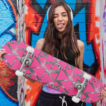 Skateboard Motif de Cool géométrique rose chaud<br><div class="desc">Ce design moderne présente un motif fleuri tropical coloré avec une superposition de triangles géométriques roses chauds #skate #skateboards #skaterlife #cool #tropicool #sports #outdoor #fun</div>