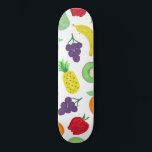 Skateboard Motif de fruits acrylique coloré d'été Artsy<br><div class="desc">Ce motif artistique et unique est parfait pour la saison estivale. Il représente un motif de fruits acrylique brillant et coloré comprenant des poires, des pommes, des bananes, des oranges, des raisins et des kiwis sur un arrière - plan blanc simple. C'est moderne, cool, et une impression de gourmandise ludique....</div>