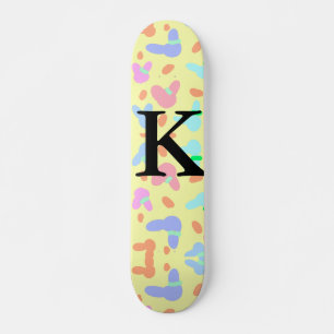 Skateboard Motif de lapins colorés sur fond jaune ajoutez lai