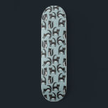 Skateboard Motif de plaisir de chats en noir et blanc Tuxedo<br><div class="desc">Un mignon motif de chats tuxedo noirs et blancs sur un arrière - plan bleu pour les amateurs d'animaux et d'animaux partout.</div>
