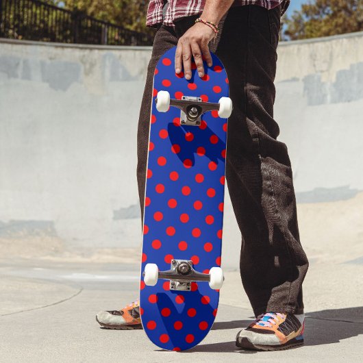 Skateboard Motif de points rouges sur fond bleu