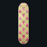 Skateboard Motif d'été Pink Watermelon et Yellow Strip<br><div class="desc">Pastèque rose mignonne et Motif d'été à rayures jaunes. Ce Fun Pink Watermelon avec Black Seeds Fruit Print est parfait pour un cadeau d'anniversaire d'été.</div>