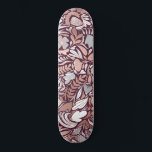 Skateboard Motif d'illustrations florales de Bourgogne rose<br><div class="desc">Cette motif moderne et élégante conviendra parfaitement à une femme design et branchée. Il présente une feuille d'or rose imitation, des fleurs blanches, grises et rouges bordeaux dessinées à la main, ainsi qu'un motif d'illustration en feuilles. C'est un design chic, joli, unique et luxueux, idéal pour une femme raffinée et...</div>