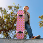 Skateboard Motif en damier rose orange rétro<br><div class="desc">Apportez des vibes audacieuses à votre tour avec ce tablier de damier rose et orange. Avec une palette de couleurs rétro ludique et un design classique, il est parfait pour les skateurs qui aiment mélanger le plaisir et le style. Idéal pour des croisières quotidiennes ou pour montrer votre esthétique unique...</div>