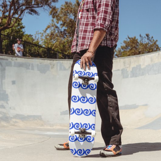 Skateboard Motif en spirales bleues sur blanc (Extérieur 2)