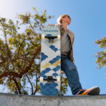 Skateboard Motif géométrique moderne Blue Gold Nom personnali<br><div class="desc">Motif géométrique moderne Blue Gold Custom Name Skateboard présente votre nom personnalisé dans la typographie bleue moderne sur un arrière - plan motif géométrique bleu, or et blanc en orange et bleu. Personnalisez en modifiant le texte dans la zone de texte fournie. Offrez un cadeau sur mesure, un skateboard personnalisé...</div>