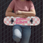 Skateboard Motif Good Vibes Girly Pastel rose Checker blanc<br><div class="desc">Un autre skateboard girly de JessicaAmber - envoyez-moi un message sur les commandes personnalisées ! Ce skateboard amusant présente un design en damier rose et blanc pastel. Le motif a une distorsion ondulée, donnant une ambiance amusante et jeune. Le slogan au milieu dit "bonnes vibes" dans une police rétro croustillante...</div>