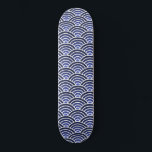 Skateboard Motif japonais Seigaiha Waves<br><div class="desc">Japonais Seigaiha Waves skateboard Motif. Seigaiha signifie littéralement "mer bleue et vagues". Il a été utilisé pour illustrer les mers et les océans sur des cartes. L'eau et les vagues symbolisent aussi le pouvoir et la résistance, éléments clés de la culture japonaise. Choisissez le type de pont dans le menu...</div>